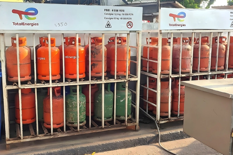 Gabon – Les Librevillois à la recherche de gaz et d&rsquo;essence : une pénurie qui interroge