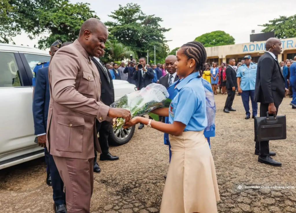 Gabon : Brice Oligui Nguema rencontre les enseignants dans deux lycées de Libreville