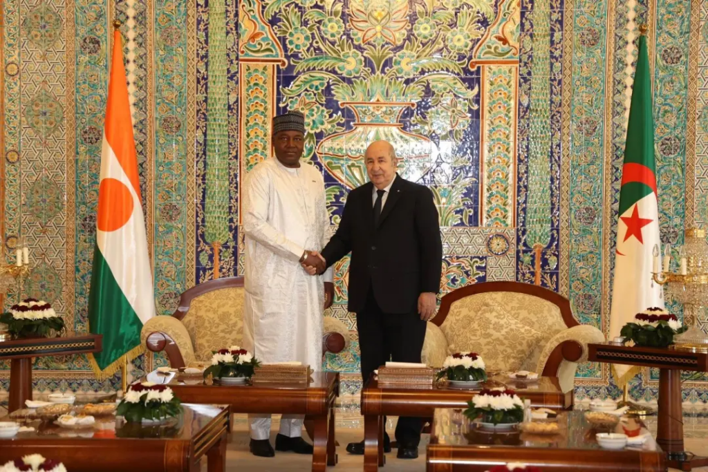Algérie : Le président de la République M. Abdelmadjid Tebboune a accueilli le président du Niger à l’aéroport international d’Alger
