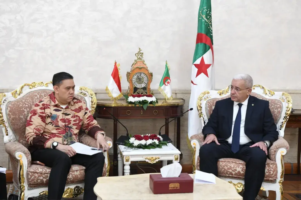 Boughali reçoit le vice-président de la Commission de la Chambre des représentants indonésienne, chargé des affaires étrangères, de la défense et de la communication