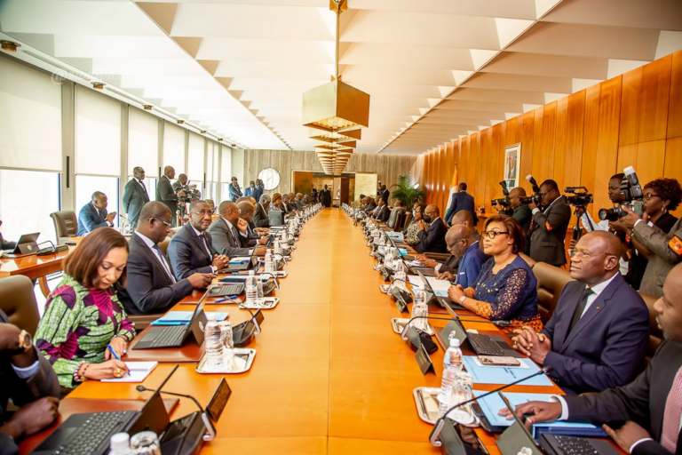 Côte d’Ivoire : le gouvernement rejette fermement les accusations du général Tiani contre le Président Ouattara