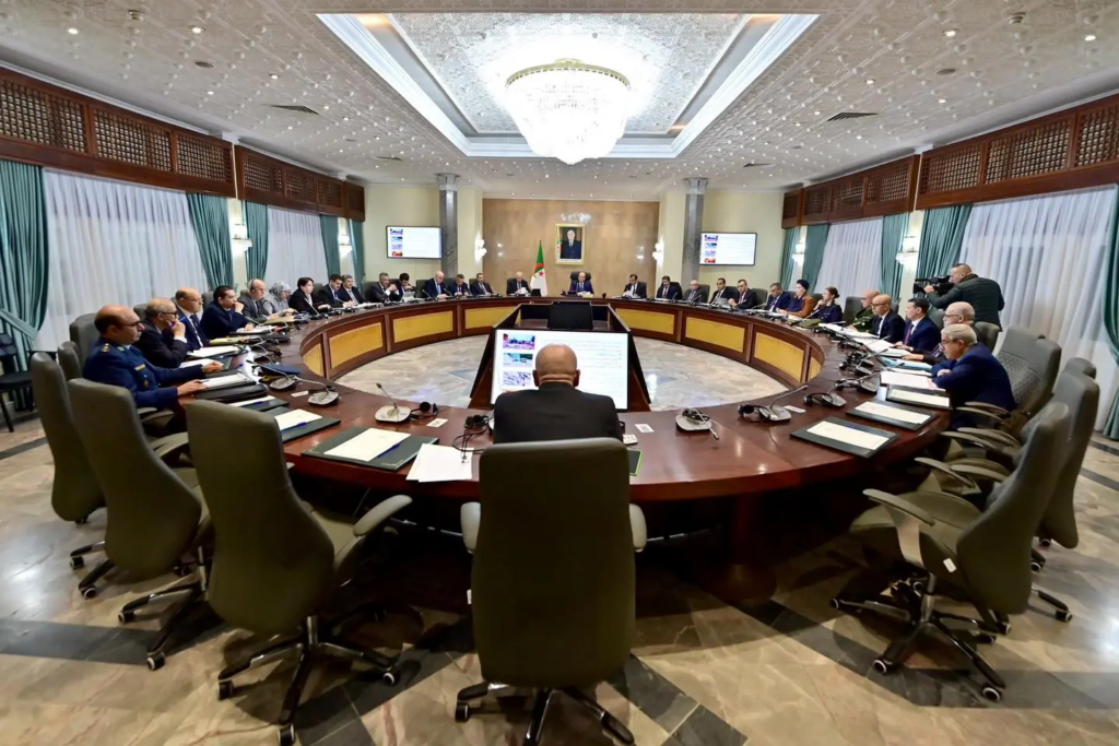 Algérie : Le Premier ministre préside une réunion consacrée à la présentation de la stratégie nationale de gestion des risques majeurs