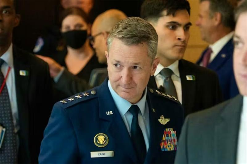 Les Etats-Unis possèdent la « supériorité aérienne » sur l’Iran, affirme le chef d’état-major américain