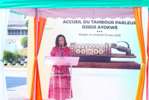 Côte d&rsquo;Ivoire : le tambour parleur Djidji Ayôkwè restitué après plus d&rsquo;un siècle en France
