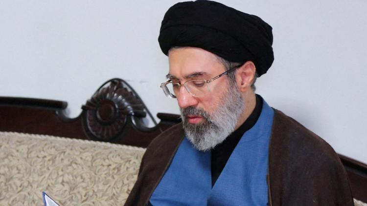Guerre en Iran : qui est Mojtaba Khamenei, fils d&rsquo;Ali Khamenei et probable successeur du guide suprême…