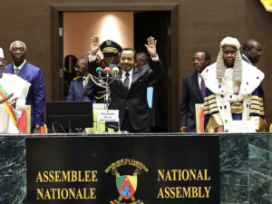 « Un coup d’État constitutionnel » : au Cameroun, Paul Biya se choisit un vice-président et verrouille sa succession