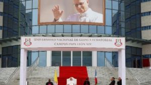 Léon XIV rencontre le monde de la culture à Malabo: l’allégorie de l’arbre national, le ceiba