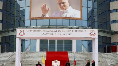 Léon XIV rencontre le monde de la culture à Malabo: l’allégorie de l’arbre national, le ceiba