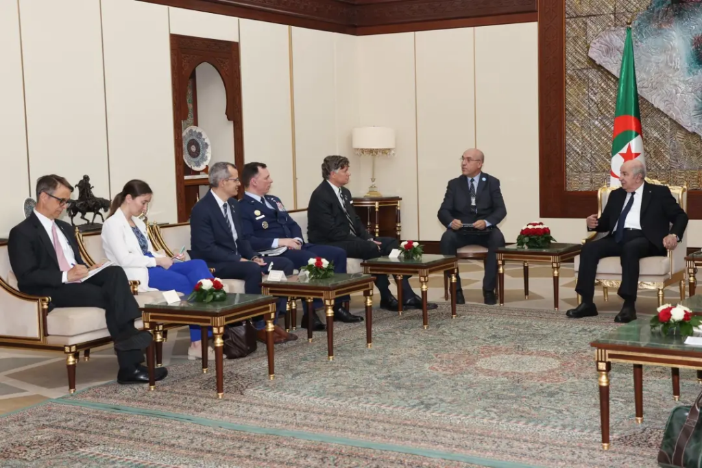 Algérie : Le président de la République reçoit le Secrétaire d&rsquo;Etat adjoint américain et le Commandant de l&rsquo;Africom