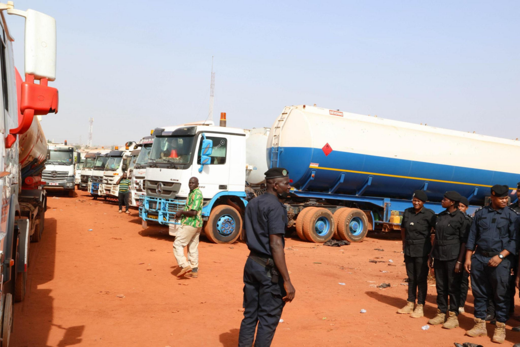Mali : des centaines de camions-citernes réceptionnés à Bamako pour assurer l&rsquo;approvisionnement en hydrocarbures