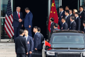 Donald Trump arrive en Chine pour un sommet aux enjeux majeurs avec Xi Jinping