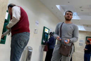 Égypte : Le manque de liquidités dans les distributeurs automatiques perturbe les familles avant Aïd Al-Adha