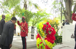 Congo-Brazzaville : Le Président Sassou a déposé une gerbe de fleur sur la tombe de sa regrettée mère Émilienne Mouebara