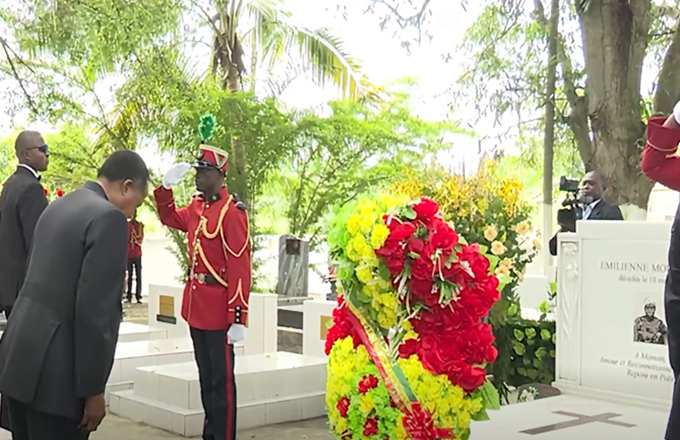 Congo-Brazzaville : Le Président Sassou a déposé une gerbe de fleur sur la tombe de sa regrettée mère Émilienne Mouebara