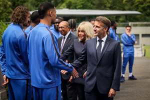 En visite à Clairefontaine, Emmanuel Macron a déjeuné avec les joueurs de l&rsquo;équipe de France