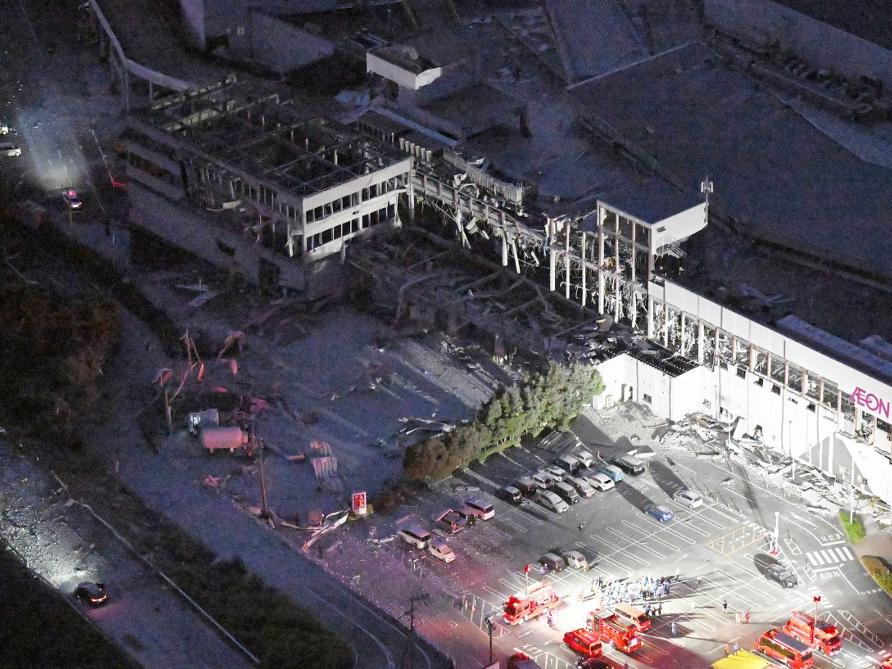 Séisme au Japon: un mort, des dizaines de blessés et des personnes piégées dans un centre commercial
