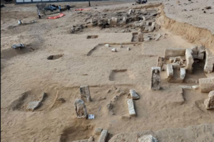 Egypte : Découverte de stèles funéraires, de sarcophages et d’amulettes près de Damiette, dans le nord