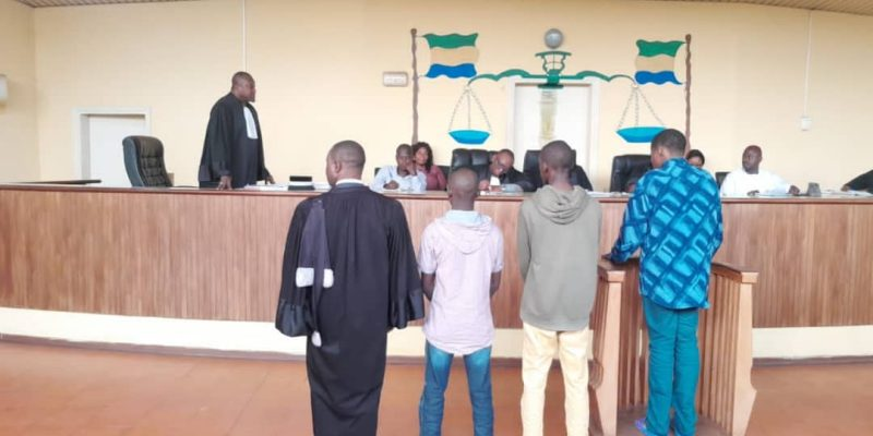 Gabon : 5 ans de réclusion criminelle pour trois jeunes auteurs d’un vol avec arme apparente à Franceville