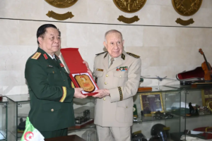 Algérie : Le Général d&rsquo;Armée Chanegriha reçoit le Directeur du Département général de la politique de l&rsquo;Armée populaire vietnamienne