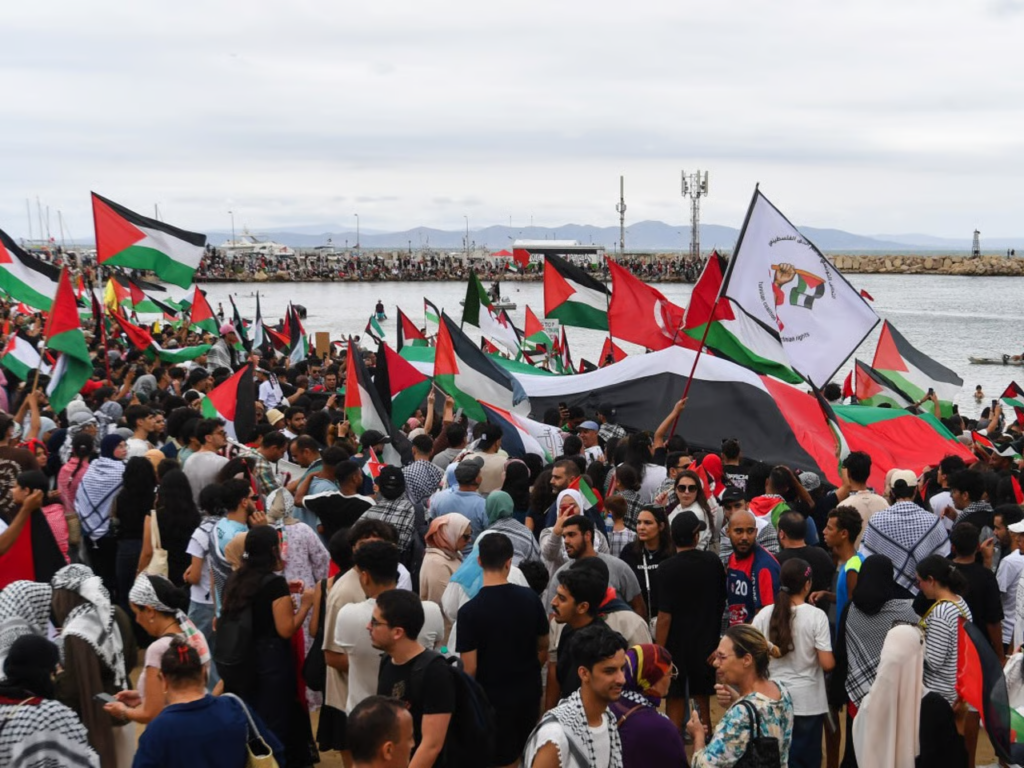 Tunisie : Des centaines de manifestants réclament la libération d’activistes de la flottille pour Gaza