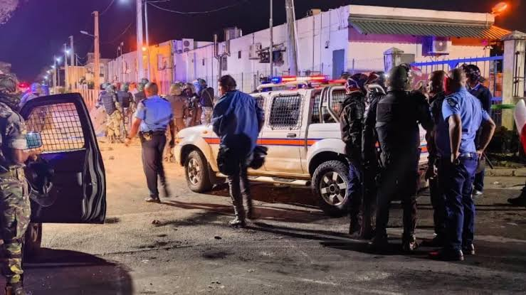 Maurice : Le couvre-feu prolongé après de violentes manifestations