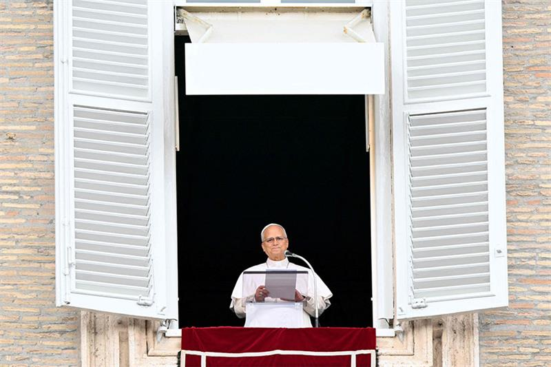 Le pape s&rsquo;adresse à la foule au Vatican pour la première fois depuis son opération